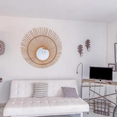 Nice Flat With Swimming Pool And Sea View Apartment